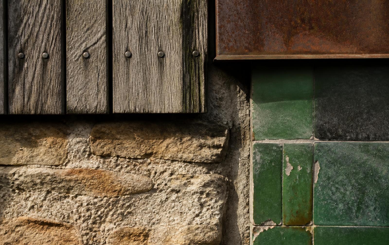 Detalle de materiales envejecidos: madera agrisada, piedra natural, cerámica esmaltada y metal oxidado