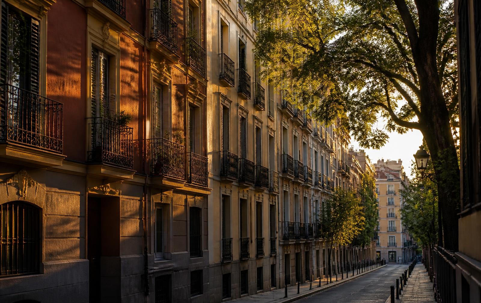 Calle residencial de Madrid con edificios clásicos y balcones a la luz del atardecer