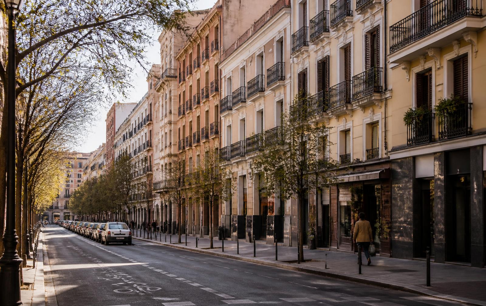 Calle residencial de Madrid con edificios clásicos, arbolado y comercio a pie de calle