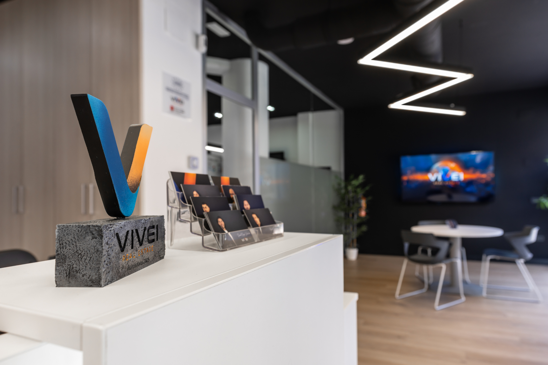 Recepción de una oficina Vivei con la escultura corporativa